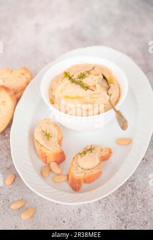 Crema di fagioli cannellini con tonno limone e basilico Foto Stock