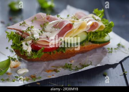 Un panino con prosciutto, formaggio, maionese e cress Foto Stock