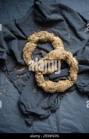 Vegan koulouri (anelli di pane greci con semi di sesamo) Foto Stock