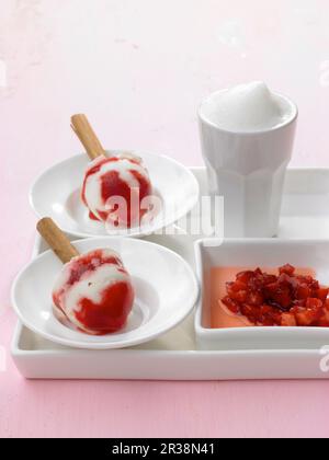 Gelato alla fragola-lime su bastoncini Foto Stock