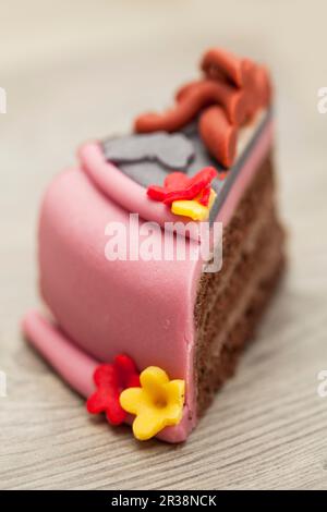 Una fetta di torta al cioccolato decorata con marzapane Foto Stock