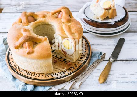 Casatiello (pane pasquale da Napoli, Italia) Foto Stock