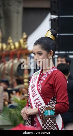 Inu kirana (ambasciatore del turismo di kediri) con batik Foto Stock