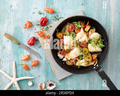 Merluzzo con banane, peperoni e pomodori Foto Stock