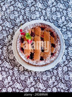 Linzertorte (torta di noci e marmellate) con ribes rosso Foto Stock