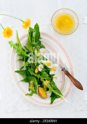 Insalata di dente di leone con vinaigrette di patate Foto Stock