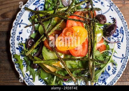 Insalata di pomodoro con asparagi e olive Foto Stock