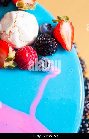 Processo di decorare la torta con la glassa a specchio Foto Stock