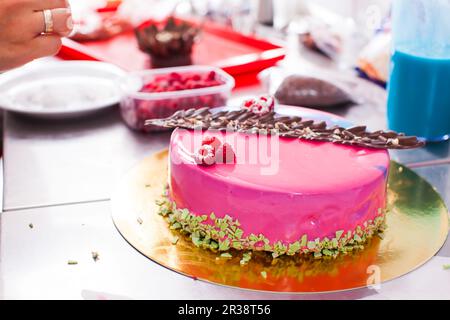 Processo di decorare la torta con la glassa a specchio Foto Stock