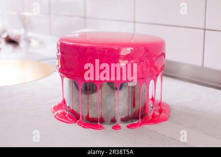 Processo di decorare la torta con la glassa a specchio Foto Stock