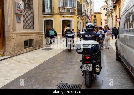 MALAGA, SPAGNA - 20 MAGGIO 2023: Poliziotto sul motociclo pattugliamento centro storico a Malaga, Spagna il 20 maggio 2023 Foto Stock