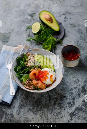 Insalata di quinoa con spinaci, avocado, salmone e caviale Foto Stock