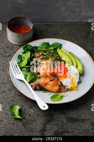 Insalata di quinoa con spinaci, avocado, salmone e caviale Foto Stock