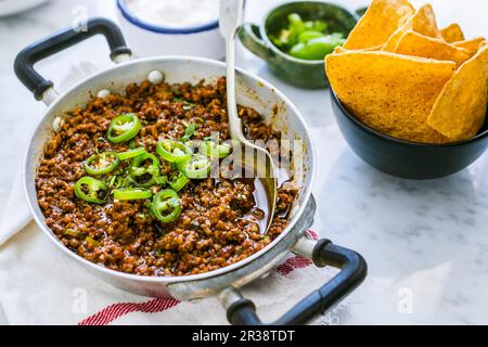 Peperoncino di manzo messicano con patatine di tortilla Foto Stock