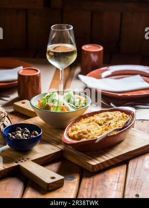 Merluzzo spirituale (bacalhau espirital), un piatto tradizionale portoghese, con insalata di contorno Foto Stock