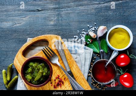 Vita morta con tre diversi salse e ingredienti (vista dall'alto) Foto Stock