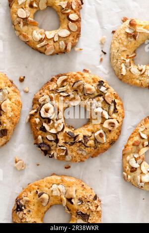 Anelli di nocciola su carta da forno Foto Stock