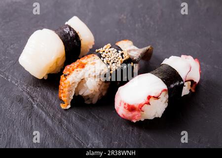 Il nigiri sushi set su nero ardesia board Foto Stock