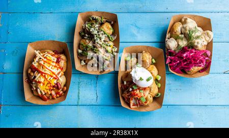 Vari piatti vegetariani con patate fritte da portare via Foto Stock