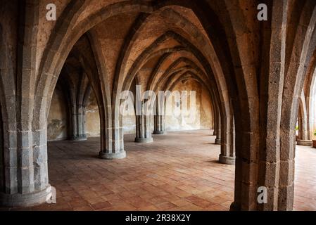 Cripta con colonne e archi di un'antica villa in Italia Foto Stock