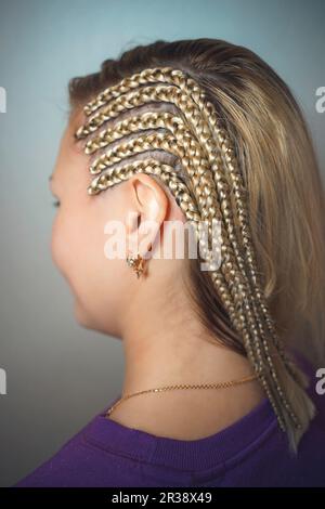 Cornrows Brades sul tempio per le bionde ragazza Foto Stock