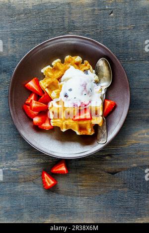 Waffle belgi con fragole e gelato (visto dall'alto) Foto Stock