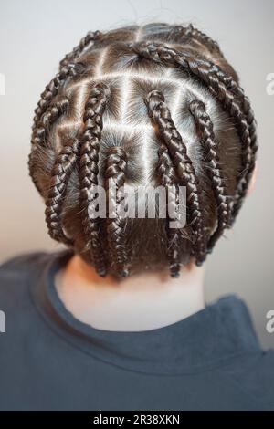 Acconciatura maschile da trecce sottili, onde creative di capelli sulla testa di un uomo, primo piano della testa, capelli, rasatura creativa, Iroquois, Foto Stock