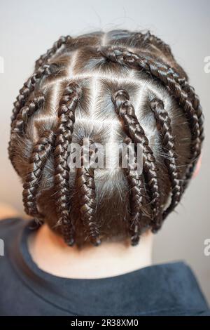 Acconciatura maschile da trecce sottili, onde creative di capelli sulla testa di un uomo, primo piano della testa, capelli, rasatura creativa, Iroquois, Foto Stock