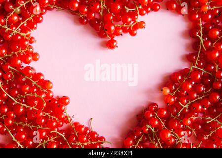 Ribes rosso disposti a forma di cuore Foto Stock