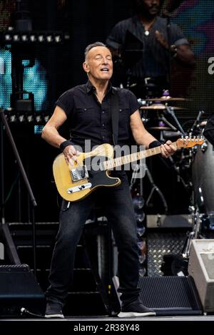 Roma, Italia. 21st maggio, 2023. ROMA, ITALIA - 21 MAGGIO: Bruce Springsteen e la e Street Band suonano al Circo massimo Roma il 21 maggio 2023 a Roma. (Foto di Roberto Finizio/NurPhoto) Credit: NurPhoto SRL/Alamy Live News Foto Stock