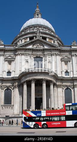 Tour in autobus fuori dalla Cattedrale di St. Pauls Foto Stock