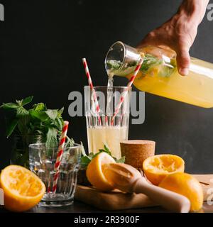 La limonata che viene versata Foto Stock