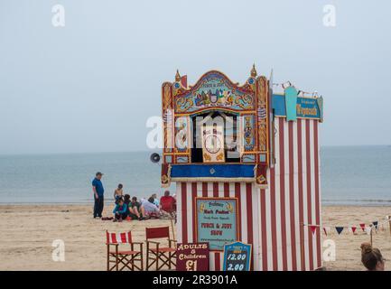 Tradizionale spettacolo di Punch e Judy sulla spiaggia Foto Stock