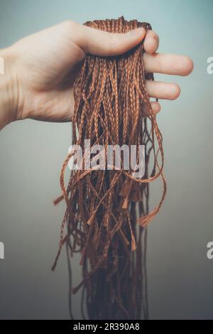 Materiali sintetici per la tessitura, intrecciatura trecce africane zizi, Kanekalon Foto Stock