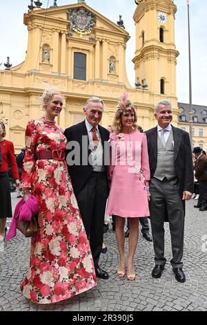 Duca Max in Baviera (2nd da sinistra) con la figlia Marie von Wuerttemberg (2nd da destra). Li: Duchessa Elisabetta in Baviera con suo marito Daniel Terberge (re), matrimonio nella chiesa di Ludovico Principe di Baviera e di Sophie-Alexandra Eveking nella Theaterkirche di Monaco il 20th maggio 2023. Foto Stock