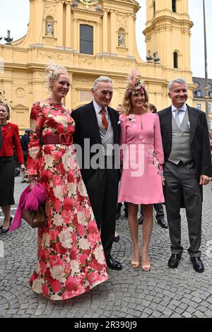 Duca Max in Baviera (2nd da sinistra) con la figlia Marie von Wuerttemberg (2nd da destra). Li: Duchessa Elisabetta in Baviera con suo marito Daniel Terberge (a destra), matrimonio nella chiesa di Ludovico Principe di Baviera e di Sophie-Alexandra Eveking nella Theaterkirche di Monaco il 20th maggio 2023. Foto Stock