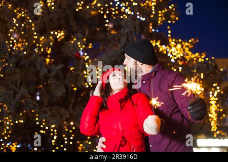 Outdoor vita in su ritratto di giovane coppia abbracciante Foto Stock