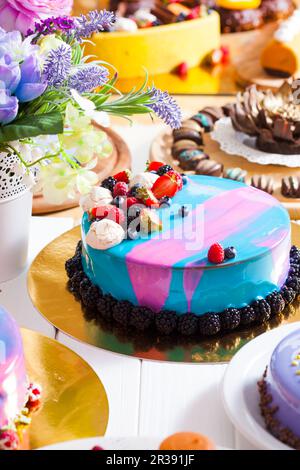 Vetrina con dessert moderni - torte e dolci Foto Stock