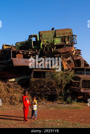 Bambini eritrei nel cimitero militare dei carri armati, Regione Centrale, Asmara, Eritrea Foto Stock