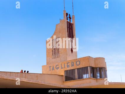 Turisti sulla stazione di servizio FIAT tagliero costruita nel 1938, regione Centrale, Asmara, Eritrea Foto Stock