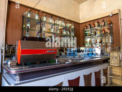 Vecchia macchina espresso italiana in un bar, regione centrale, Asmara, Eritrea Foto Stock