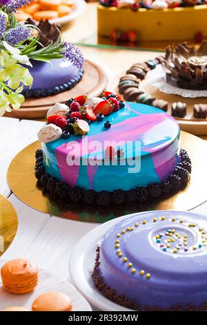 Vetrina con dessert moderni - torte e dolci Foto Stock