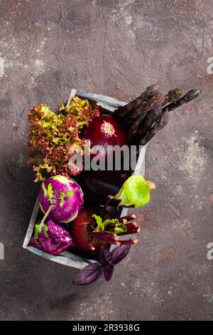 Varietà di verdure raccolte in una scatola di legno bianco Foto Stock