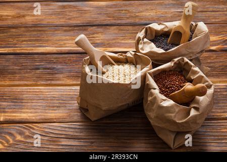 Primo piano di sacchetti di carta con quinoa bianche, rosse e nere Foto Stock