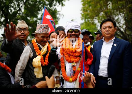 Kathmandu, Nepal. 23rd maggio, 2023. Hari Budha Magar, un ex caporale nel reggimento Gurkha dell'esercito britannico che ha perso entrambe le gambe in un'esplosione in Afghanistan celebra con i membri della famiglia dopo aver fatto la storia scalando la cima più alta del mondo del Monte Everest all'aeroporto internazionale di Tribhuvan a Kathmandu, Nepal martedì 23 maggio 2023. (Credit Image: © Skanda Gautam/ZUMA Press Wire) SOLO PER USO EDITORIALE! Non per USO commerciale! Credit: ZUMA Press, Inc./Alamy Live News Foto Stock