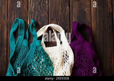 Varietà di colori di cotone eco mesh sacchetto sul tavolo Foto Stock