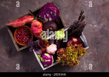 Set di scatole di legno riempite con verdure varie Foto Stock