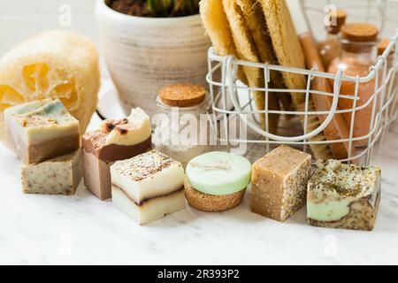 Prodotti cosmetici biologici fatti in casa primo piano nel bagno Foto Stock