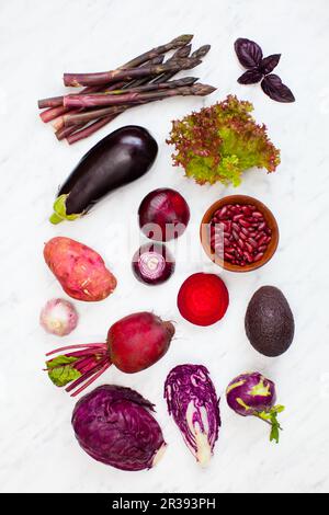 Concetto di cucina di verdure colorate. Varietà di cibi freschi e sani. Foto Stock