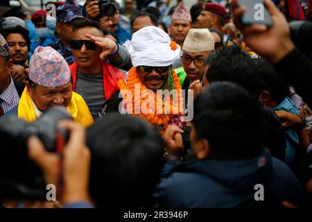 Kathmandu, Nepal. 23rd maggio, 2023. Hari Budha Magar, un ex caporale nel reggimento Gurkha dell'esercito britannico che ha perso entrambe le gambe in un'esplosione in Afghanistan ritorna dopo aver fatto storia scalando la cima più alta del mondo del Monte Everest all'aeroporto internazionale di Tribhuvan a Kathmandu, Nepal martedì 23 maggio 2023. (Credit Image: © Skanda Gautam/ZUMA Press Wire) SOLO PER USO EDITORIALE! Non per USO commerciale! Credit: ZUMA Press, Inc./Alamy Live News Foto Stock